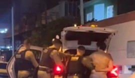 VÍDEO: influenciador dá tiros para o alto e é preso na frente de bar em Maceió