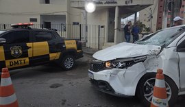 Motorista embriagado bate carro em ônibus do SMTU e fica ferido em Maceió