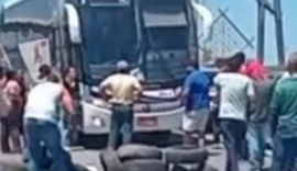 Taxistas bloqueiam avenida em protesto contra fiscalizações da SMTT de Marechal Deodoro