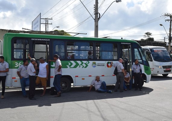Motoristas e cobradores da Veleiro protestam por falta de pagamentos
