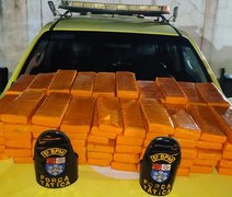 PM apreende quase 100 kg de maconha dentro de um carro no Benedito Bentes