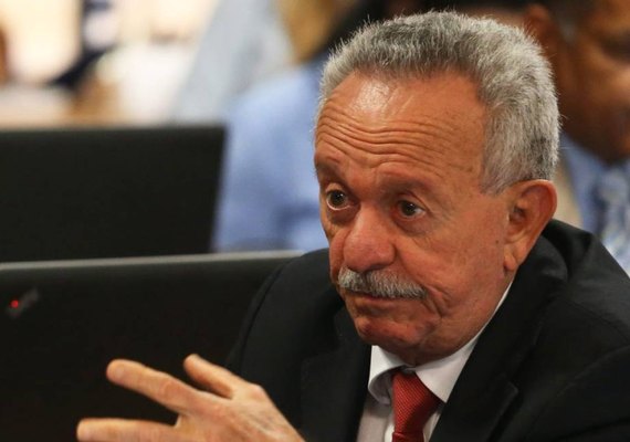 Benedito de Lira xinga e faz gesto obsceno para homem durante evento com Bolsonaro