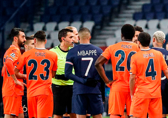 Jogadores deixam campo após acusarem árbitro de racismo