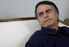 Bolsonaro fala em Revalida presencial para médicos cubanos