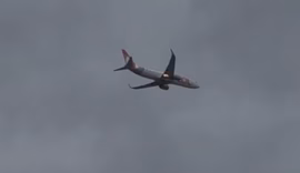 Motor de avião pega fogo após colidir com pássaro no Grande Recife