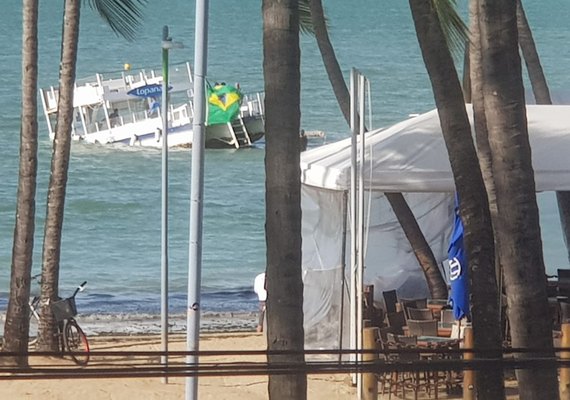 Catamarã do Lopana naufraga em Maceió; Capitania tenta resgate