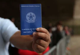 Desemprego cai a 6,2% no tri até maio e Brasil tem recorde de emprego com carteira