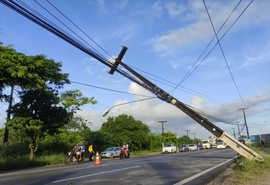 Mulher perde controle do carro e atinge poste, que tomba sobre avenida