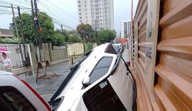 Vídeo: carro é 'engolido' por cratera perto de uma obra na Jatiúca