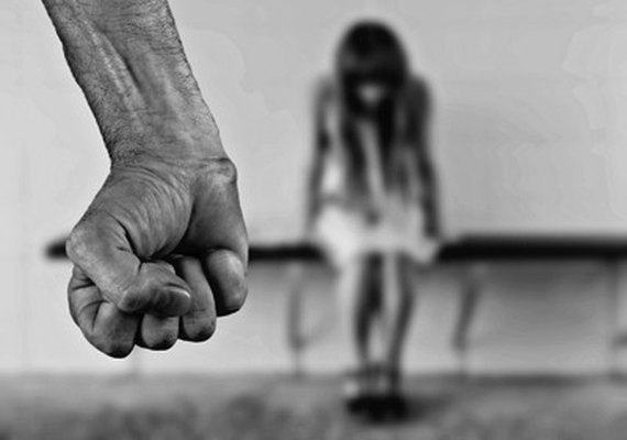 Mulher é agredida com socos por ex-companheiro no bairro Benedito Bentes