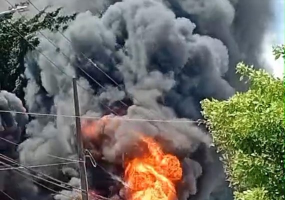 Caminhão-baú pega fogo no conjunto Salvador Lyra, em Maceió