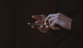 Mulher é sufocada até a morte após olhar celular do namorado