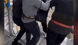 Turista é chutada e forçada a saltar de cânion de 80 metros na Rússia