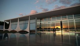 Palácio da Alvorada está com piso, teto, tapetes e móveis danificados; veja