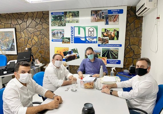 Prefeito Luciano Barbosa debate projetos de desenvolvimento para Arapiraca
