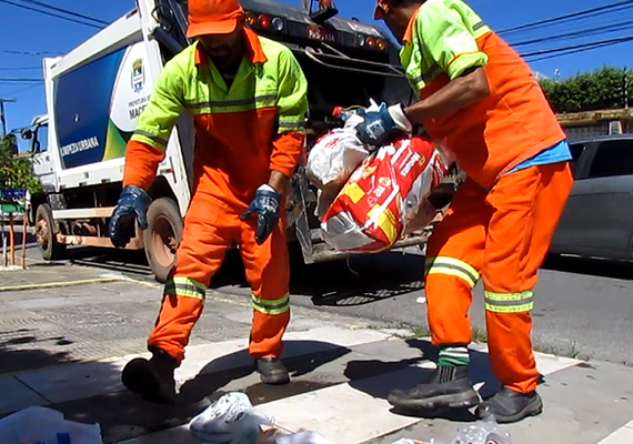 No Dia do Gari, trabalhadores falam sobre respeito à profissão