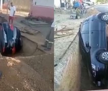 Trecho de rua é interditado após carro cair em escavação na parte alta de Maceió
