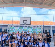 Prefeitura de Maceió entrega quadra de esportes para 500 alunos no Trapiche