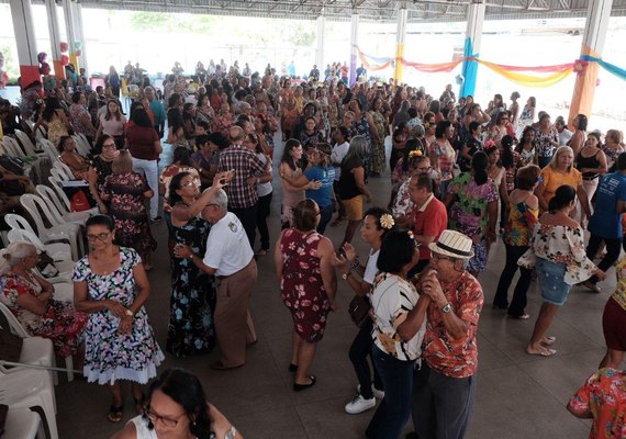 Mais de 400 idosos participam do 11º Baile da Primavera