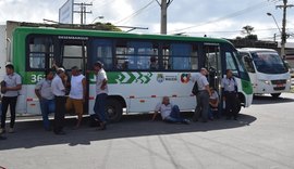 Motoristas e cobradores da Veleiro protestam por falta de pagamentos