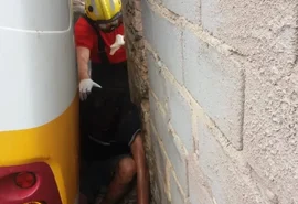 Homem fica gravemente ferido ao ser imprensado entre ônibus e muro