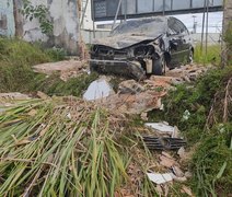 Mulher com sinais de embriaguez invade calçada e bate contra muro, no Barro Duro