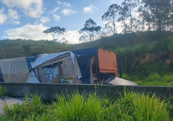 Carreta tomba e carga é saqueada na BR-101, em Messias
