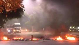 Protesto por auxílio-moradia provoca congestionamento na orla lagunar de Maceió