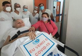 Idosa de 75 anos vence a Covid-19 após ficar meses internada no HEA