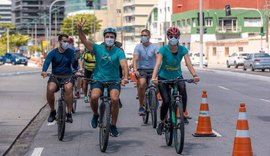 Prefeito JHC entrega ciclofaixa Maceió é Massa que vai funcionar aos domingos na orla marítima