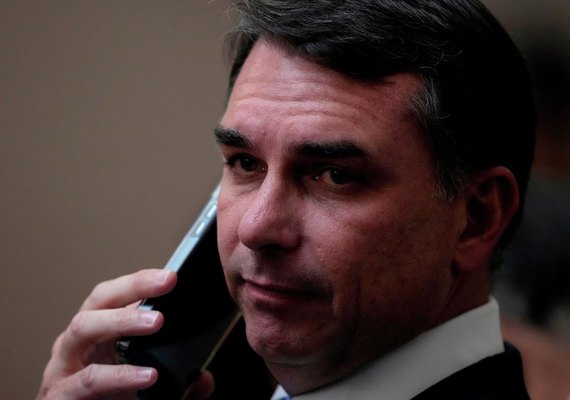 Flávio Bolsonaro rebate Michelle e diz que ela está 'completamente desinformada'