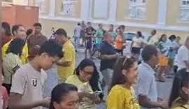 Praça Dois Leões vira palco de expectativa por decisão de JHC