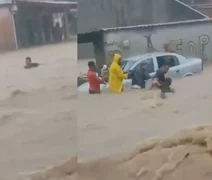 Homem é salvo por corrente humana após ser arrastado por enchente