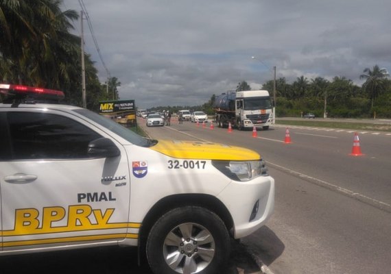 Motorista embriagado desacata policiais, foge pela mata e é preso; esposa pede pra ir junto