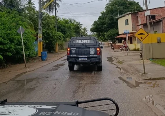 Homem é preso por porte ilegal de arma durante operação policial em Porto de Pedras