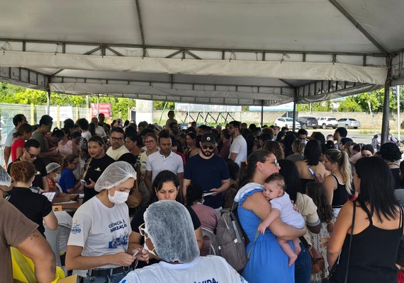 Após filas e forte calor, Sílvio Camelo sugere que Maceió amplie datas de vacinação contra meningite