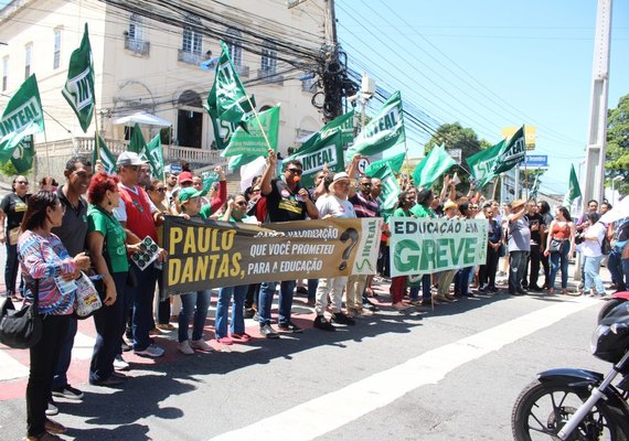 Em greve, servidores da educação de Alagoas lançam carta aberta à população: 'Categoria chegou ao limite'