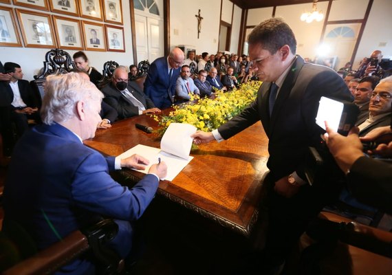 Klever Loureiro toma posse como governador interino de Alagoas