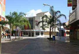 Centro de Maceió apresenta baixo movimento com lojas fechadas