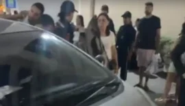 Motorista perde controle do carro e atinge entrada de shopping na parte alta de Maceió