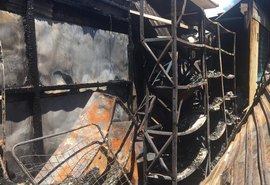 Incêndio destrói barracas do Mercado da Produção de Maceió