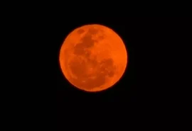 Por que a Lua fica da cor laranja de vez em quando?