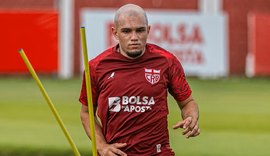 Crystopher volta a treinar e pode ser opção do CRB contra o Operário-PR