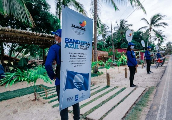 Sedetur entrega kits de praia padronizados para prestadores de serviço da Praia do Patacho