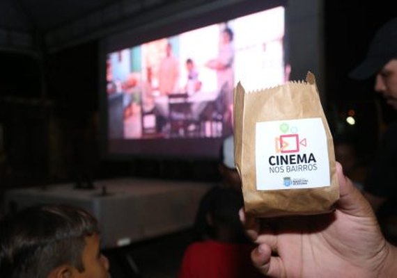 Moradores da Terra da Esperança recebem o primeiro Cinema nos Bairros