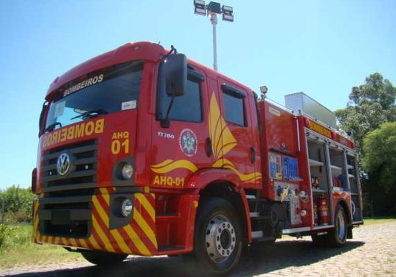Corpo de Bombeiros combate incêndio em avenida de Maceió