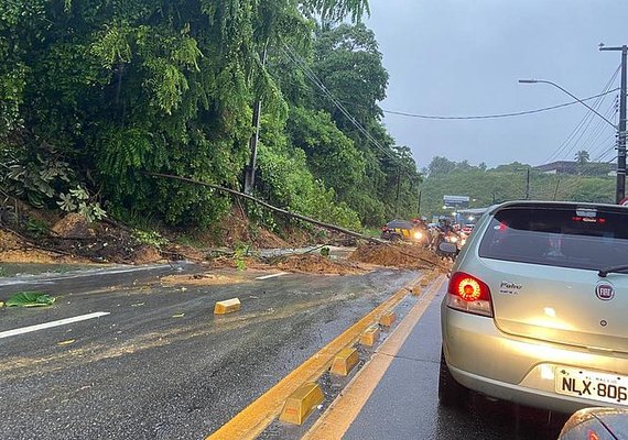 Deslizamento de terra bloqueia trânsito na Avenida Leste-Oeste