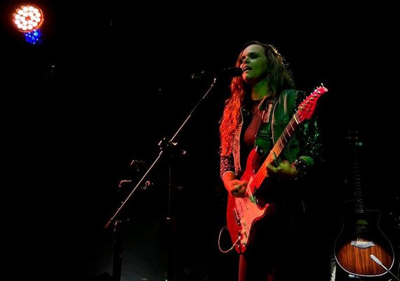 Sexta do Rock: Fernanda Guimarães se apresenta no Gira Mundo City Bar em Jaraguá​
