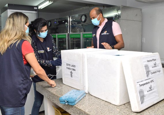 Alagoas recebe mais 138.060 doses de imunizantes contra a Covid-19