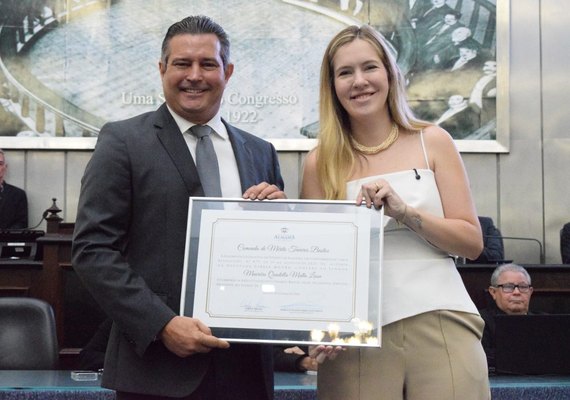 ALE-AL homenageia Maurício Quintella com maior comenda da Casa